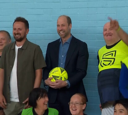 Príncipe William a jogar à bola em centro comunitário de Edimburgo