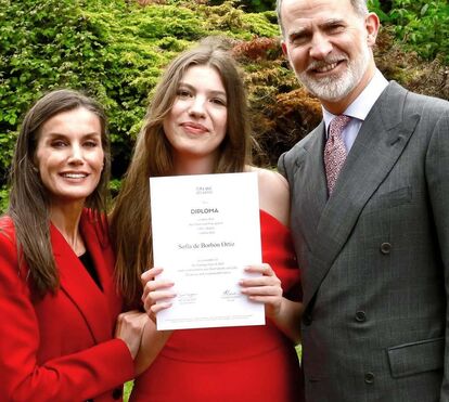 Tanto orgulho! A felicidade dos reis de Espanha - e a elegância de Letizia - na graduação da infanta Sofia