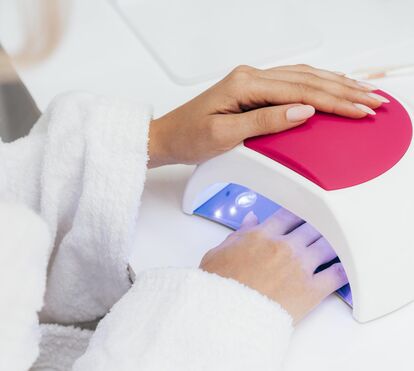 Farta de gastar dinheiro em manicure? Saiba como fazer as suas unhas em casa