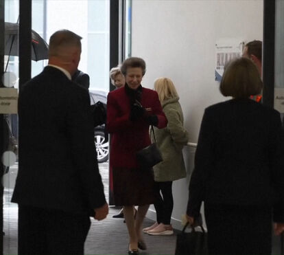 Princesa Ana visita hospital onde foram tratadas as vítimas do atropelamento em Liverpool