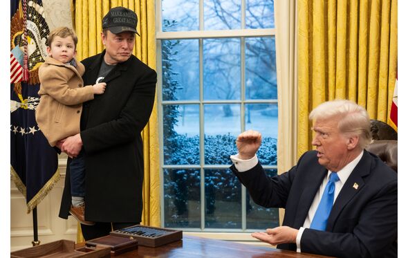 Donald Trump com Elon Musk e o filho X na Casa Branca