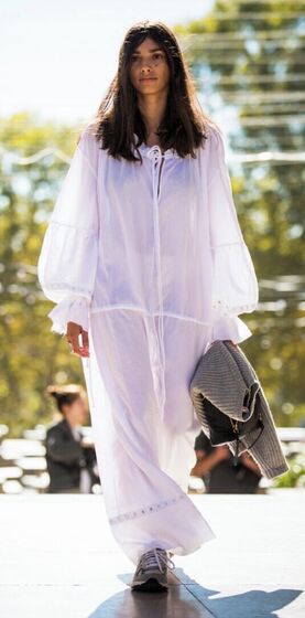 Tem um vestido branco? Se não tem apresse-se a comprar já um e saiba o porquê de ter esta peça