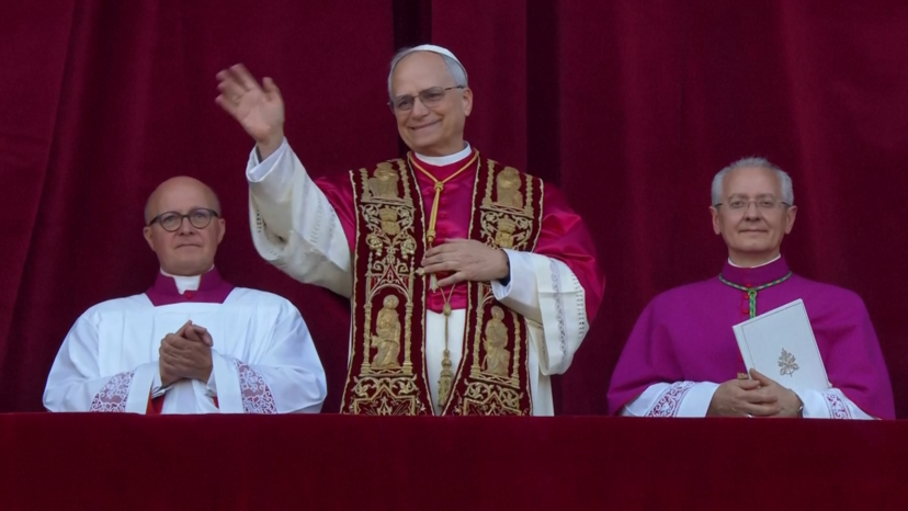 O momento em que o novo Papa se dirigiu pela primeira vez à multidão na Praça de São Pedro