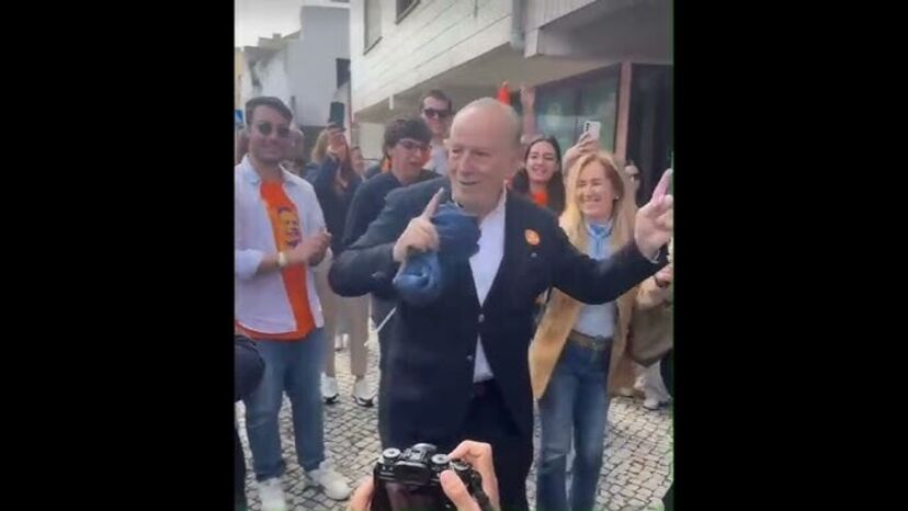 Santana Lopes a dançar