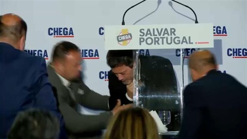 André Ventura sente-se mal durante comício em Tavira
