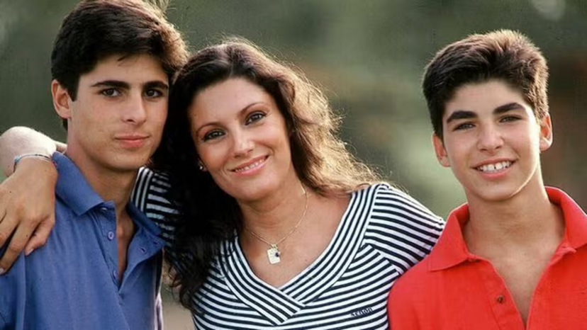 Cayetano Rivera com a mãe e o irmão