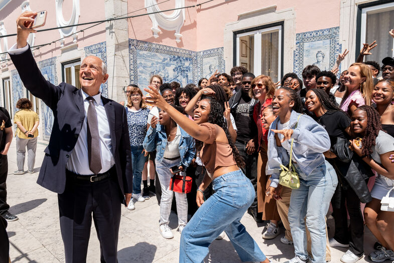 Marcelo Rebelo de Sousa tira selfie com os jovens