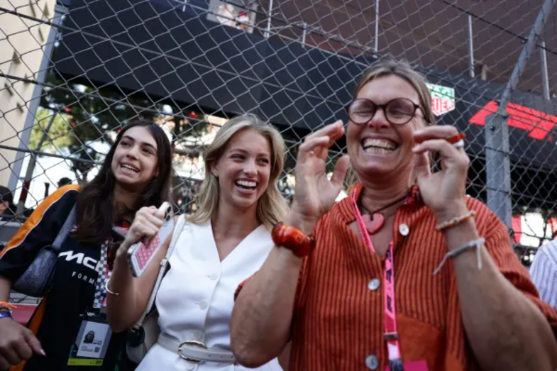 Margarida Corceiro com a mãe de Lando Norris no Grande Prémio do Mónaco