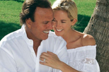 A farsa de um casamento! Julio Iglesias e Miranda Rijnsburger levam vidas separadas mas continuam "unidos"  pelo dinheiro
