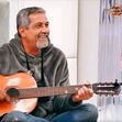 Concorrente do Big Brother toca guitarra na casa