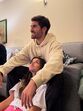 Casal demonstra afeto e descontração em momento de convívio