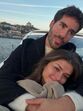 Casal aproveita passeio romântico de barco no Porto.
