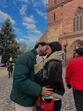 Casal demonstra afeto em frente à catedral de Friburgo, na Alemanha