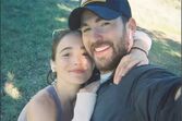 Chris Evans surge sorridente numa selfie com Alba Baptista