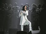 Jared Leto atua com coro gospel num palco iluminado
