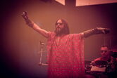 Jared Leto atua num concerto com os 30 Seconds to Mars