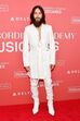Jared Leto veste um fato branco num evento da Recording Academy