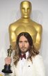 Jared Leto posa com estatueta dos Óscares