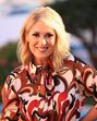 Retrato de Júlia Pinheiro com uma blusa estampada e um sorriso