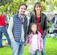 Retrato de família num evento ao ar livre