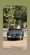 Noivos celebram o casamento num carro clássico