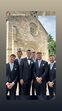 Um grupo de homens engravatados posa para foto em frente a igreja