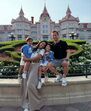 João Pereira e a família na visita à Disneyland Paris