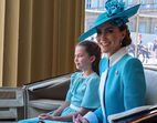 Kate Middleton e a filha Charlotte em evento real em Londres.

