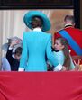 A princesa Charlotte encanta ao lado da família real no Trooping The Colour
