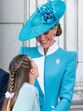 Princesa Charlotte encanta ao lado da mãe, Kate Middleton