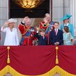 Família real britânica reunida no Palácio de Buckingham no evento Trooping The Colour