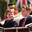 Príncipes George e Louis mostram cumplicidade no Trooping the Colour, em Londres
