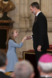 Princesa Leonor presta reverência ao pai, o rei Felipe VI, em Espanha