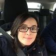 Mulher com óculos e cinto de segurança num carro