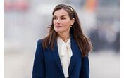 Letizia Ortiz surge num fato azul elegante e uma blusa branca com laço