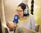 Mulher sorri com auscultadores e microfone da Rádio Renascença