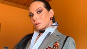 Mulher com blazer cinzento, camisa branca e maquilhagem