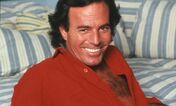 Julio Iglesias, entre romances e polémicas numa nova biografia explosiva