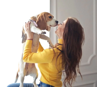 Mulher cuida da saúde do seu cão, seguindo três dicas essenciais