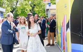 Leve e fresca! Letizia rende-se à Primavera com vestido floral Hugo Boss