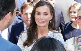 Conversas, selfies e abraços com fartura! Letizia encanta os espanhóis na Feira do Livro de Madrid