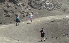 Depois do pânico com a erupção de segunda-feira, turistas regressam a um Monte Etna mais apaziguado