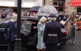 Rainha Camilla recebida por multidão à chegada ao condado de Northumberland