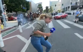 Repórter australiana é atingida por bala de borracha enquanto cobria protestos em Los Angeles