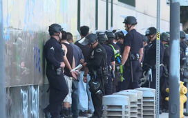 Guarda Nacional detém manifestantes que protestam contra rusgas de imigração em Los Angeles