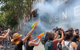 Em Barcelona, as pistolas de água tornaram-se o símbolo da luta contra o turismo em excesso