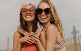 Confortáveis e tendência! Os biquínis e fato de banho que estilizam o corpo e vão dominar os areais em 2025