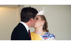 A estranha atitude da princesa Beatrice ao ser beijada pelo marido 