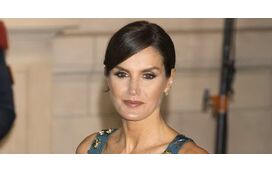 Vestido jóia! Letizia encanta com look repetido