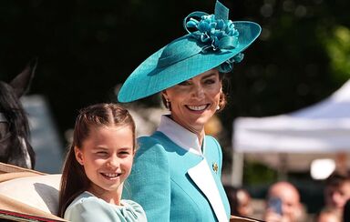 Kate Middleton e a Princesa Charlotte no evento Trooping The Colour